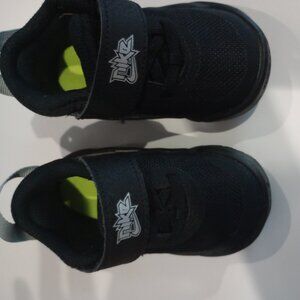 Nike Team Hustle D 10 Toddler Sneaakers